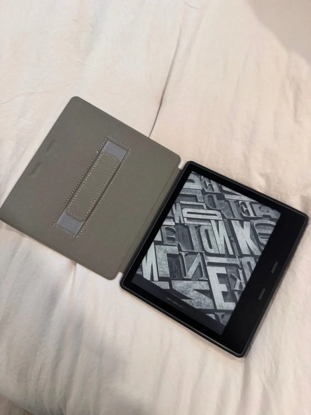 Kindle oasis with case - Picture 2 of 5
